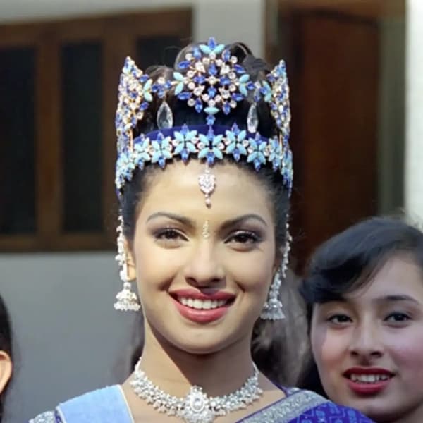मिस वर्ल्ड स्पर्धेतील विजेत्याला एक अनोखा मुकुट घातला जातो. हा निळा मुकुट त्याच्या सौंदर्यासाठी आणि अनोख्या डिझाइनसाठी प्रसिद्ध आहे. या ताजची प्रत्येक गोष्ट खास आहे. जगातील सर्वात सुंदर ताजच्या यादीतही त्याचा समावेश करण्यात आला आहे.