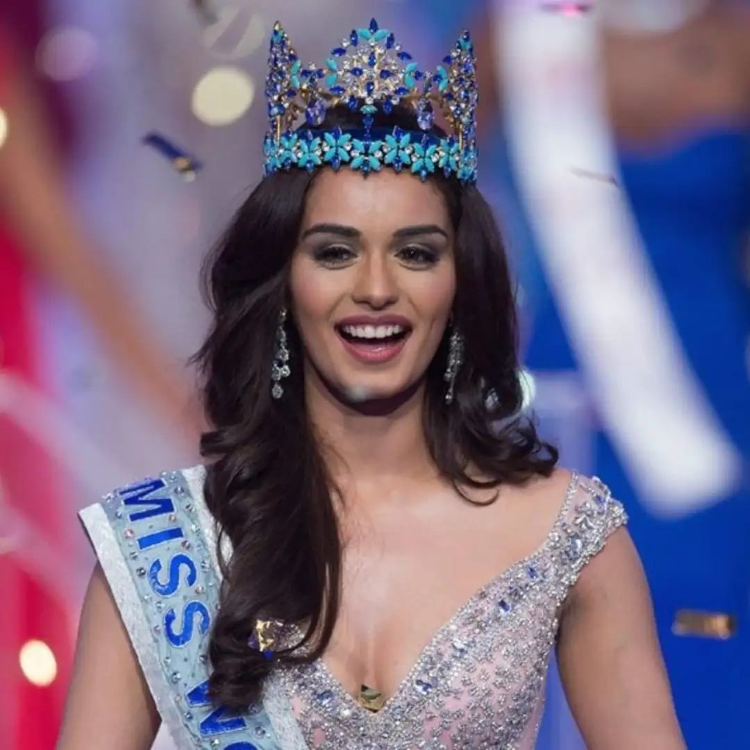 मिस वर्ल्डचा आयकॉनिक ब्लू क्राउन लंडनमधील शाही ज्वेलर्सनी तयार केला होता. मिस वर्ल्डचा मुकुट नीलमणी, हिरा, स्फटिक, पांढरे सोने आणि फिरोजा रंगांनी जडवलेला असतो.