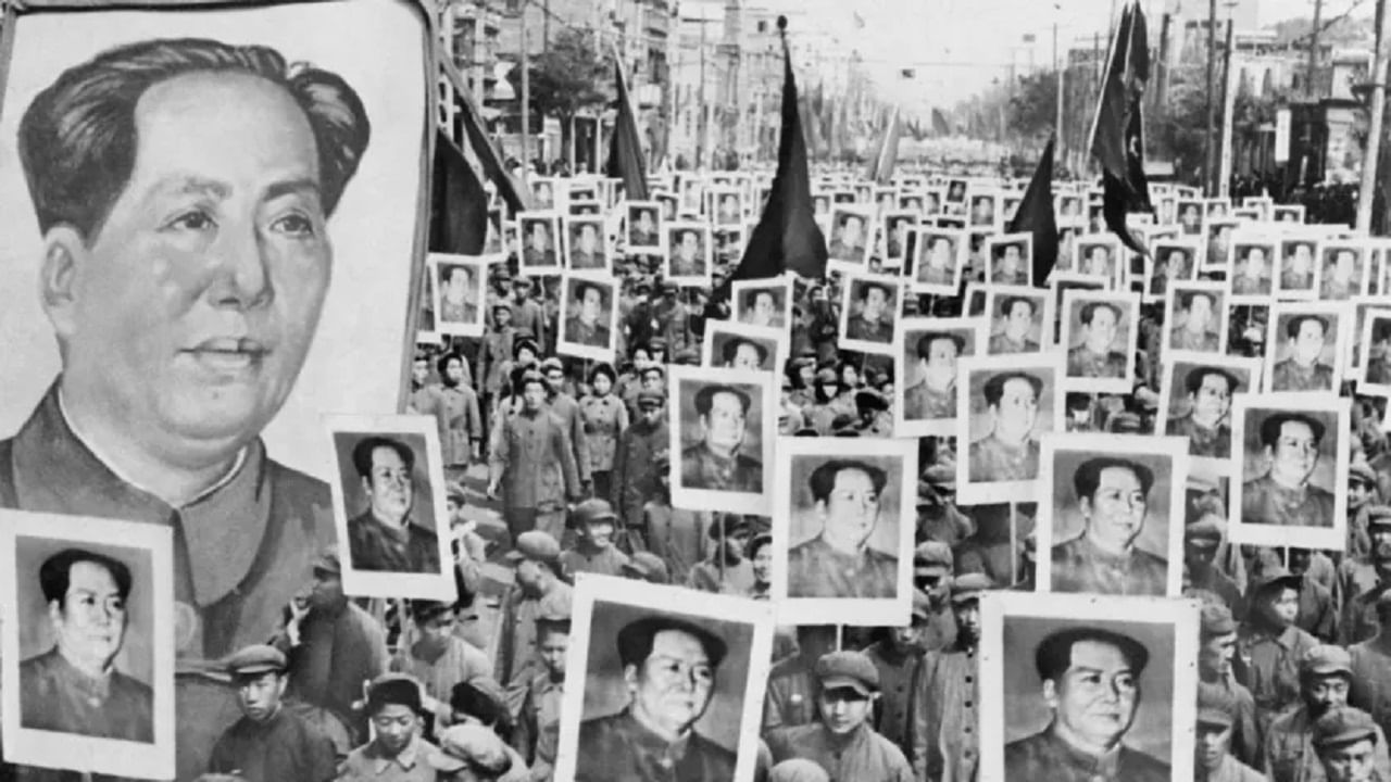 आजच्या काळात प्रत्येक जण स्वच्छतेकडे विशेष लक्ष देतात. हातांच्या स्वच्छतेपासून तोंडाच्या स्वच्छतेबद्दल आपण काळजी घेत असतो. आजच्या काळात डॉक्टर देखील लोकांना दिवसातून दोनदा दात घासण्याचा सल्ला देतात. पण, चीनचे नेते माओ दात न घासण्यासाठी प्रसिद्ध होते.