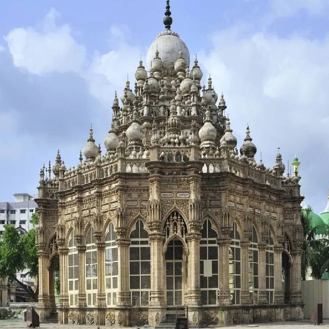 उत्तरेला स्थित असलेला हा मकबरा निर्माण कार्य नवाब महाबत खान द्वितीय यांचे वजीर (मंत्री) शेख बहाउद्दीन हुसैन यांनी 1891 आणि 1896 दरम्यान आपल्या पैशाने केलं होतं. हा मकाबरा बहाउद्दीन मकबरा किंवा वजीरचा मकबरा म्हणून ओळखला जातो.  