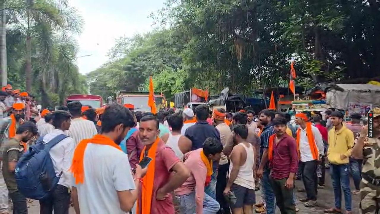 काही मराठा आंदोलकांनी मंत्रालयासमोर गाड्या अडवून घोषणाबाजी केली. त्यामुळे पोलिसांकडून शांतता राखण्याचे आवाहन केले जात आहे. परिसरातील वाहतूक सुरळीत करण्याचा प्रयत्न सुरू आहे.