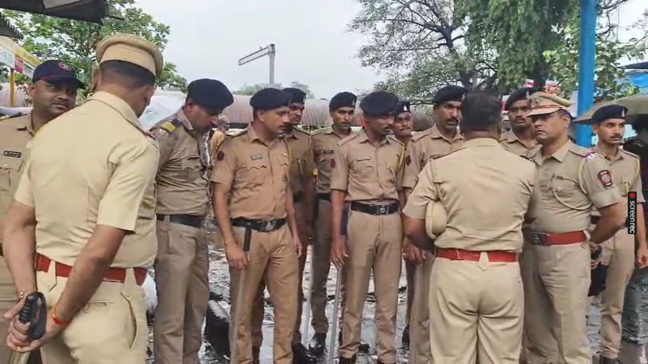 आज आठवड्याचा पहिला दिवस असल्याने कामावर जाणाऱ्या नोकरदार वर्गाची प्रत्येक ठिकाणी तपासणी केली जात आहे. त्यांच्या बॅगा तपासल्या जात आहेत. आयडी कार्ड नसलेल्यांना प्रवेश नाकारला जात आहे.