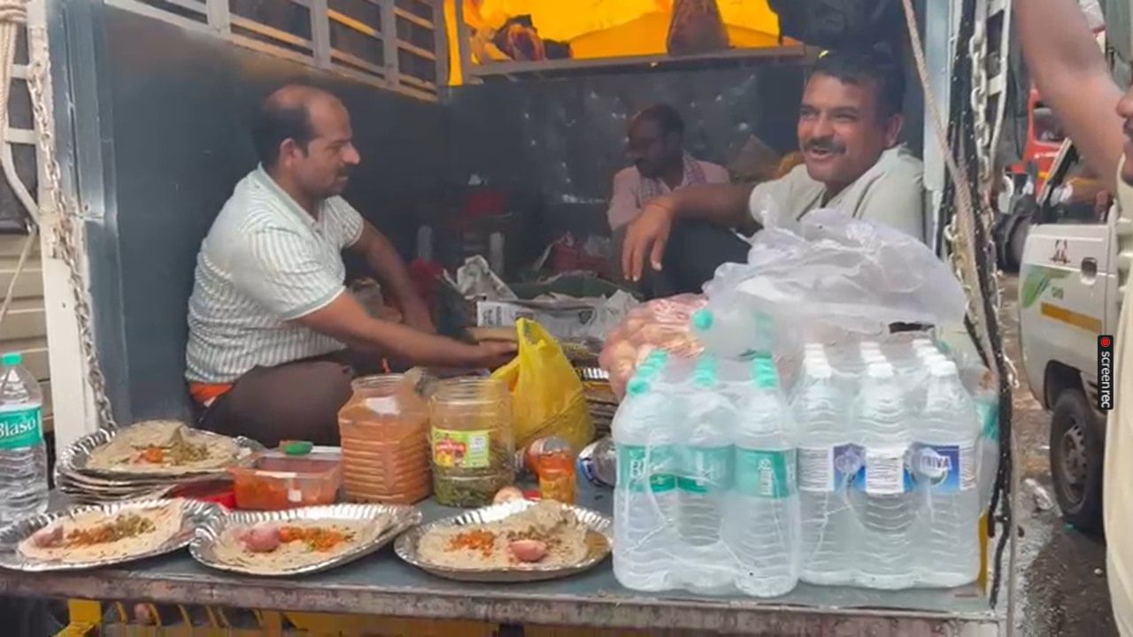 मुंबईच्या पश्चिम द्रुतगती महामार्गावरही मोठी वाहतूक कोंडी झाली आहे. सांताक्रूझ वाकोला उड्डाणपुलावर खड्ड्यात मोठा पॅच मारल्यामुळे ही वाहतूक कोंडी निर्माण झाली आहे.