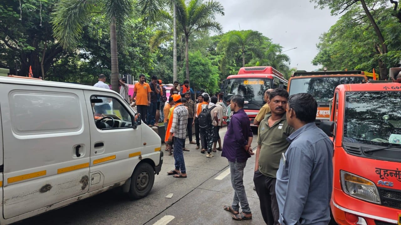 मराठा आरक्षणाच्या मागणीसाठी मनोज जरांगे पाटील यांचे मुंबईतील आझाद मैदानावर उपोषण सुरू असून आज त्यांच्या उपोषणाचा चौथा दिवस आहे. सरकारने अद्याप कोणताही ठोस तोडगा न काढल्यामुळे मनोज जरांगे यांनी उपोषण आणखी कडक करण्याचा निर्णय घेतला आहे.