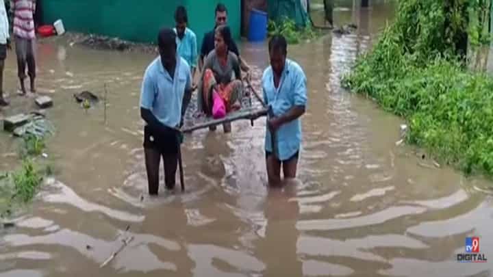 Marathwada Floods : मराठवाड्यात निसर्गाचा कहर सुरूच, मुसळधार पावसानं झोडपलं, अनेक जिल्ह्यांत पूरस्थिती Marathwada Floods : मराठवाड्यात निसर्गाचा कहर सुरूच, मुसळधार पावसानं झोडपलं, अनेक जिल्ह्यांत पूरस्थिती