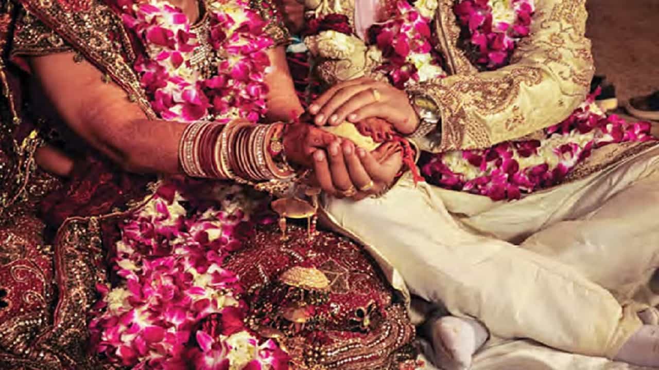 घरी कोणी नाही, एकट्याच असताना विवाहीत महिला काय काय करतात? चौथी गोष्ट तर..