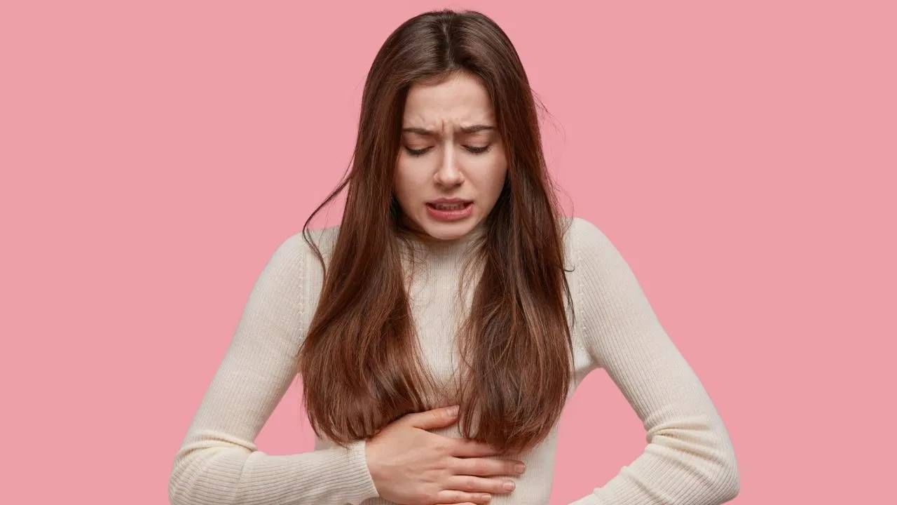  मासिक पाळीमध्ये बऱ्याचदा चिडचिड, थकवा आणि निद्रानाशची समस्या जाणवते. अशावेळी महिलांनी शक्यतो आराम करण्यावर अधिक भर द्यावा. भूक लागत नसेल तरीही थोडेसे आवडेल ते खावे. 