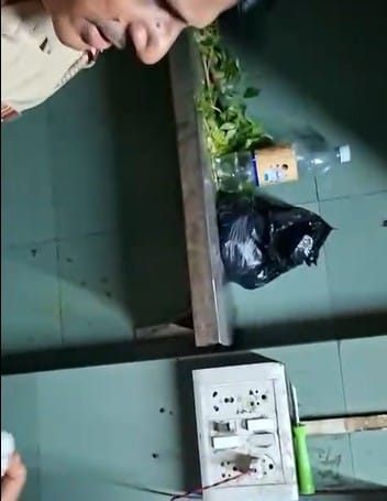 मीरा भाईंदरमध्ये एक अजब प्रकार समोर आला आहे. या भागातील  टारझन ऑर्केस्ट्रा बारवर काशिमीरा पोलिसांनी अचानकपणे छापा टाकला आहे. पोलिसांनी छापा टाकल्यानंतर अनेक धक्कादायक बाबी समोर आल्या आहेत. 