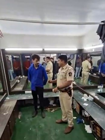 पोलिसांनी या बारवर छापा टाकून पोलिसांनी येथून एकूण 21 जणांना अटक केले आहे. त्यापैकी एकूण 12 मुली आहेत. या सर्व मुलींची आता सुटका करण्यात आली आहे. 