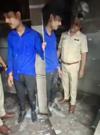 पोलिसांनी छापा टाकल्यानंतर या बारमधील प्रत्येक खोलीची झडती घेतली. या झडतीत एकूण 12 मुली सापडल्या. यातील पाच मुली या कपाटात लपवलेल्या अवस्थेत आढळल्या. 