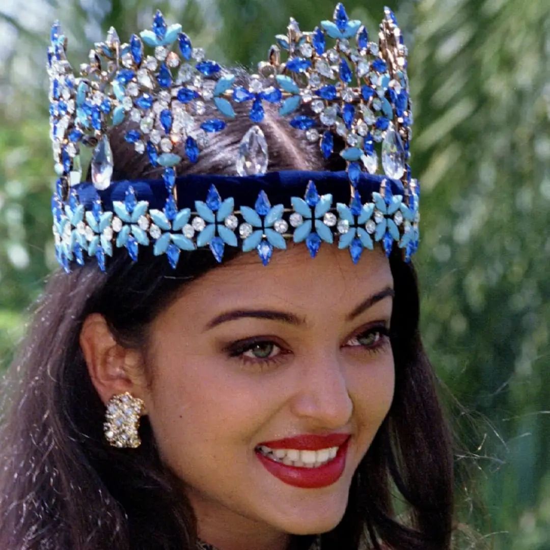 मिस वर्ल्डचा मुकुट त्याच्या मूल्य आणि सौंदर्यासाठी प्रसिद्ध आहे, जो हिरे आणि प्रमुख नीलमणींनी जडलेला आहे. या सुंदर मुकुटाचा निळा रंग शांती, ज्ञान आणि निष्ठेचे प्रतीक मानला जातो.