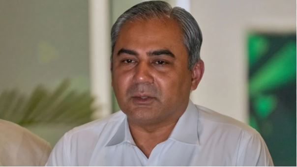 भारताने आशियाई क्रिकेट काऊन्सिलचे प्रमुख मोहनसीन नक्वी यांच्याकडून ट्रॉफी स्वीकारण्यास नकार दिला होता. नक्वी हे पाकिस्तानी क्रिकेट बोर्डाचेही प्रमुख आहेत. त्यांनी याआधी काही भारतविरोधी भूमिका घेतलेल्या आहेत. त्यामुळेच भारताने आशिया चषक त्यांच्याकडून स्वीकारण्यास नकार दिला. 