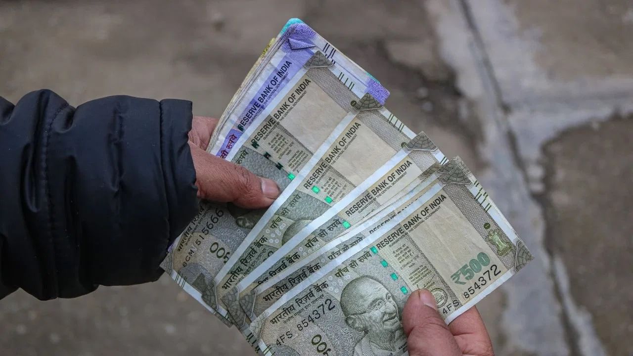 तुमचे विचार आणि श्रद्धा योग्य दिशेने असतील तरच तुमची कृती उत्तम प्रकारे करु शकता. जर तुमचा स्वतःवर विश्वास असेल तर कोणतीही संधी घेण्यास तुम्ही अधिक विचार करणार नाही... ज्यामुळे पैसे कमाविण्यास मदत होईल.