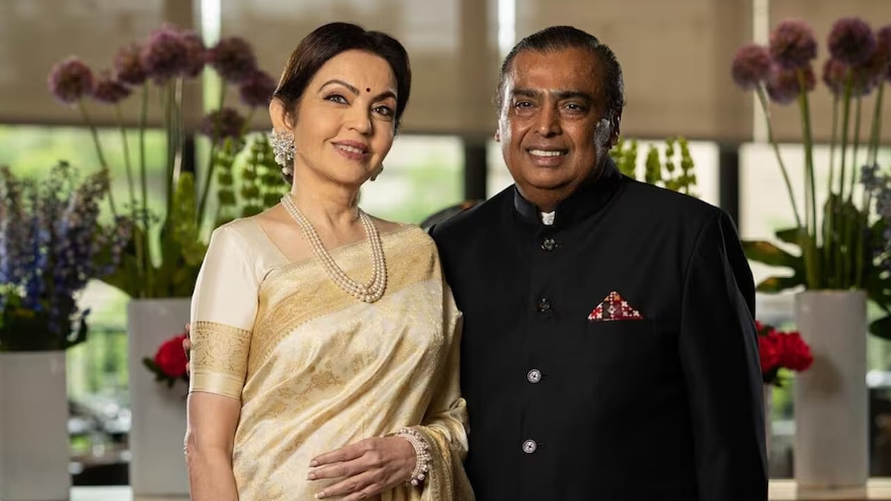 मुकेश अंबानी ही त्यांच्या जीमेलवर येणारे प्रत्येक ईमेल स्वतः वाचतात आणि त्यावर उत्तर देतात. त्यांचे वेळापत्रक कितीही व्यस्त असेल किंवा ते कितीही थकलेले असले तरीही मेल पूर्ण पाहून त्याला रिप्लाय केल्याशिवाय ते झोपण्यासाठी जात नाहीत, अशी माहिती आकाश अंबानी यांनी दिली. 