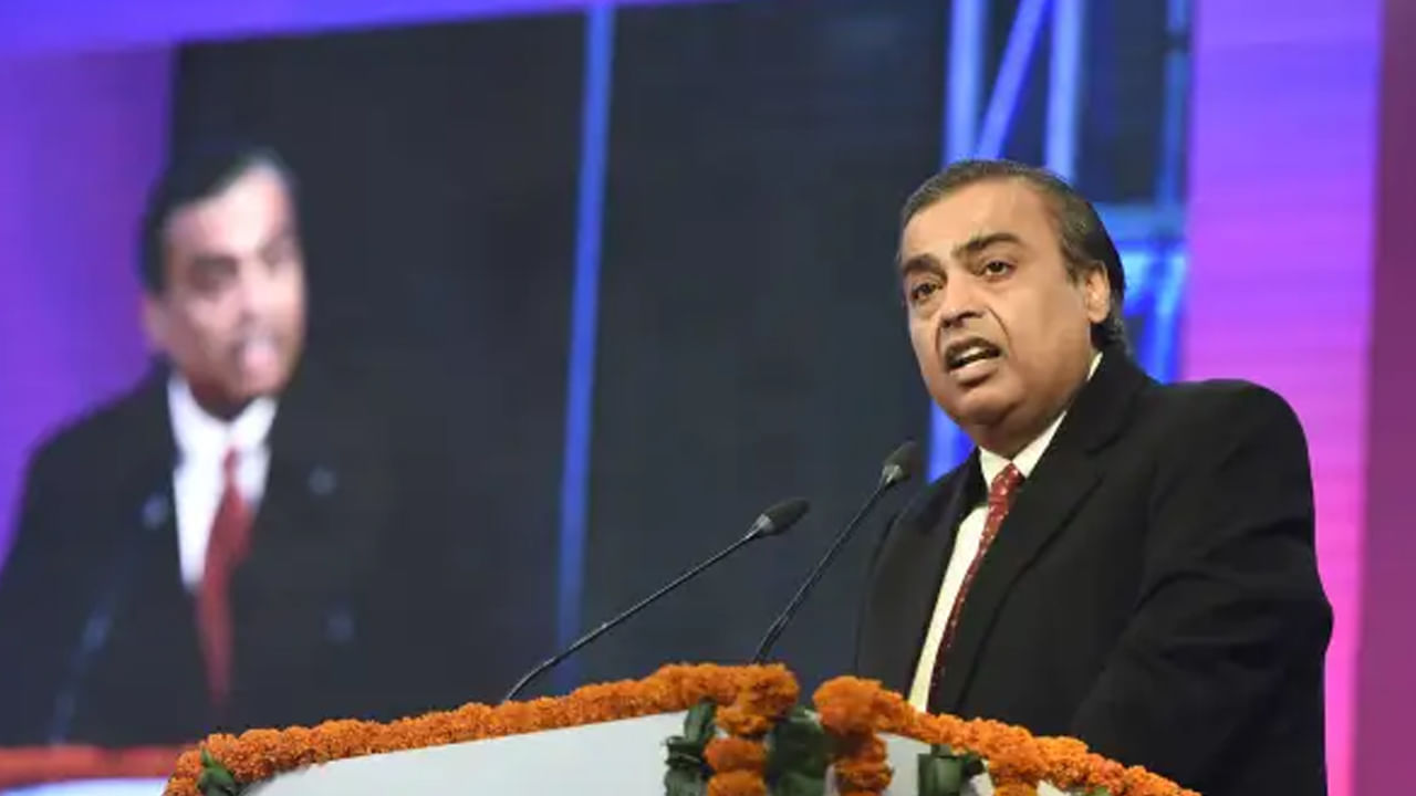 आकाश अंबानी यांच्या माहितीनुसार, मुकेश अंबानी पहाटे २ वाजेपर्यंत झोपत नाहीत. गेल्या ४० वर्षांपासून ते हा नियम पाळत आहेत. विशेष म्हणजे झोपण्यापूर्वी ते नियमितपणे एक नियम पाळतात.