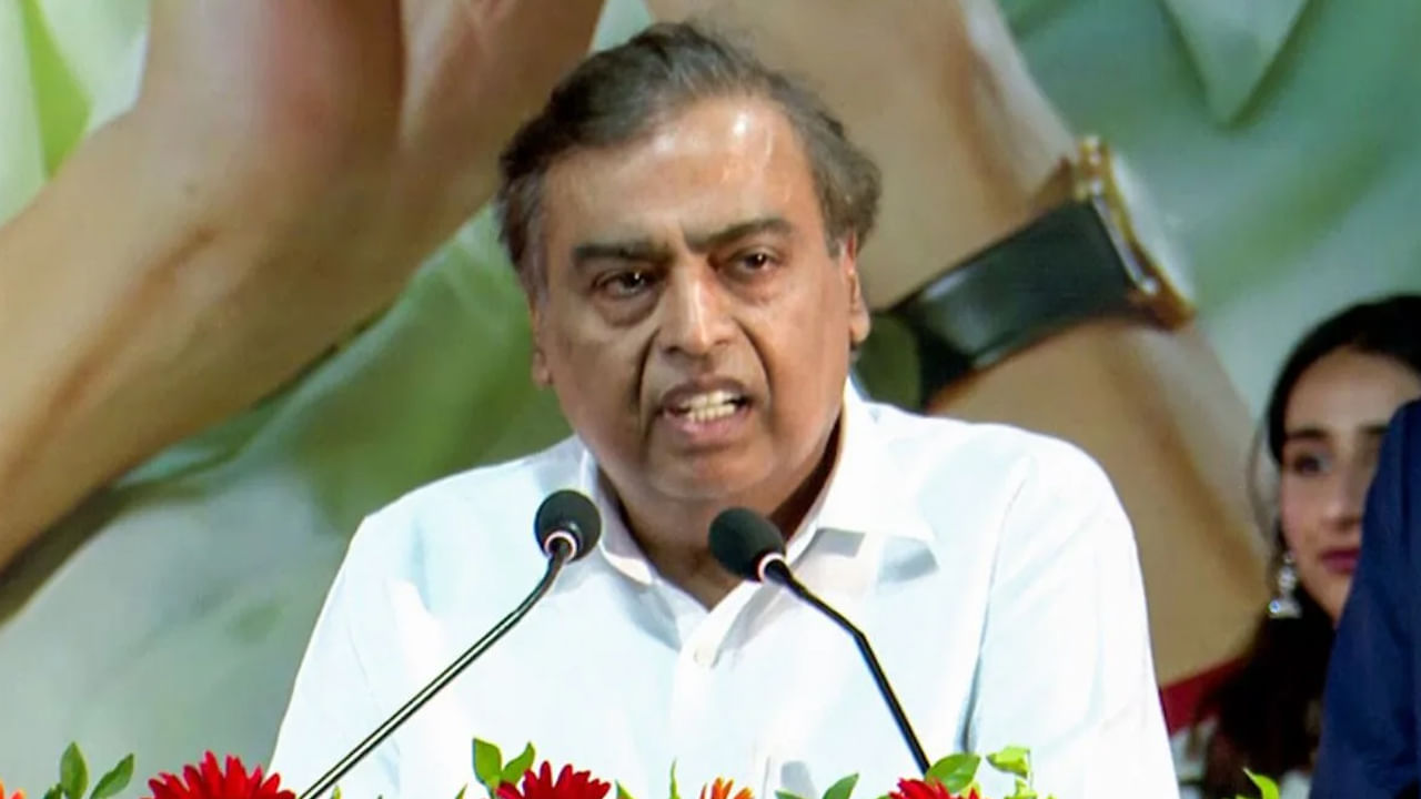 त्यांच्या यशाचा सर्वात मोठा मंत्र हा आहे की, ते ज्या गोष्टी घडल्याच नाहीत किंवा भूतकाळात होऊन गेल्या, त्यांचा विचार करत बसत नाहीत. याऐवजी, ते नेहमी भविष्याचा विचार करण्यावर विश्वास ठेवतात. याच विचारधारेमुळे वयाच्या ६८ व्या वर्षीही ते भारतीय उद्योगात सक्रिय आहेत, असे आकाश अंबानी यांनी म्हटले.