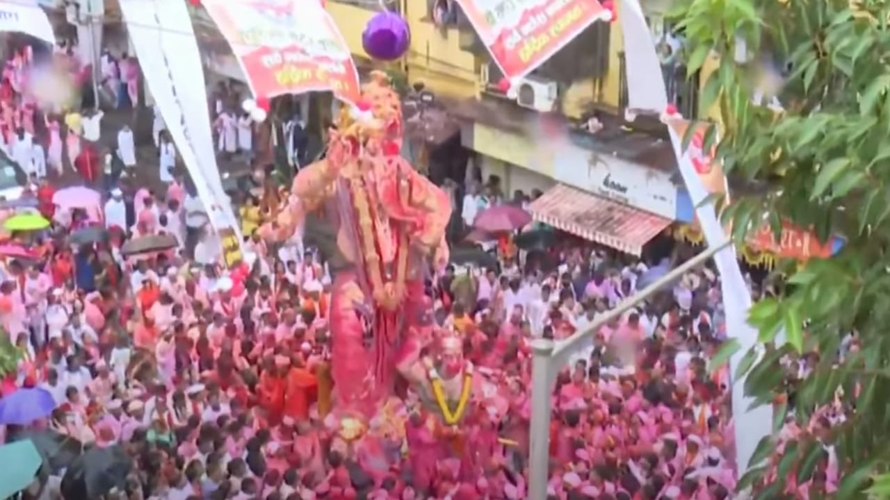 मुंबईत सध्या विसर्जनाची धामधूम पाहायला मिळत आहे. मुंबईचा राजा अर्थात गणेश गल्लीच्या राजाच्या विसर्जन मिरवणुकीला सुरुवात झाली आहे. सध्या अनेक गणेशभक्त हे लालबाग परिसरात जमलेले पाहायला मिळत आहेत.
