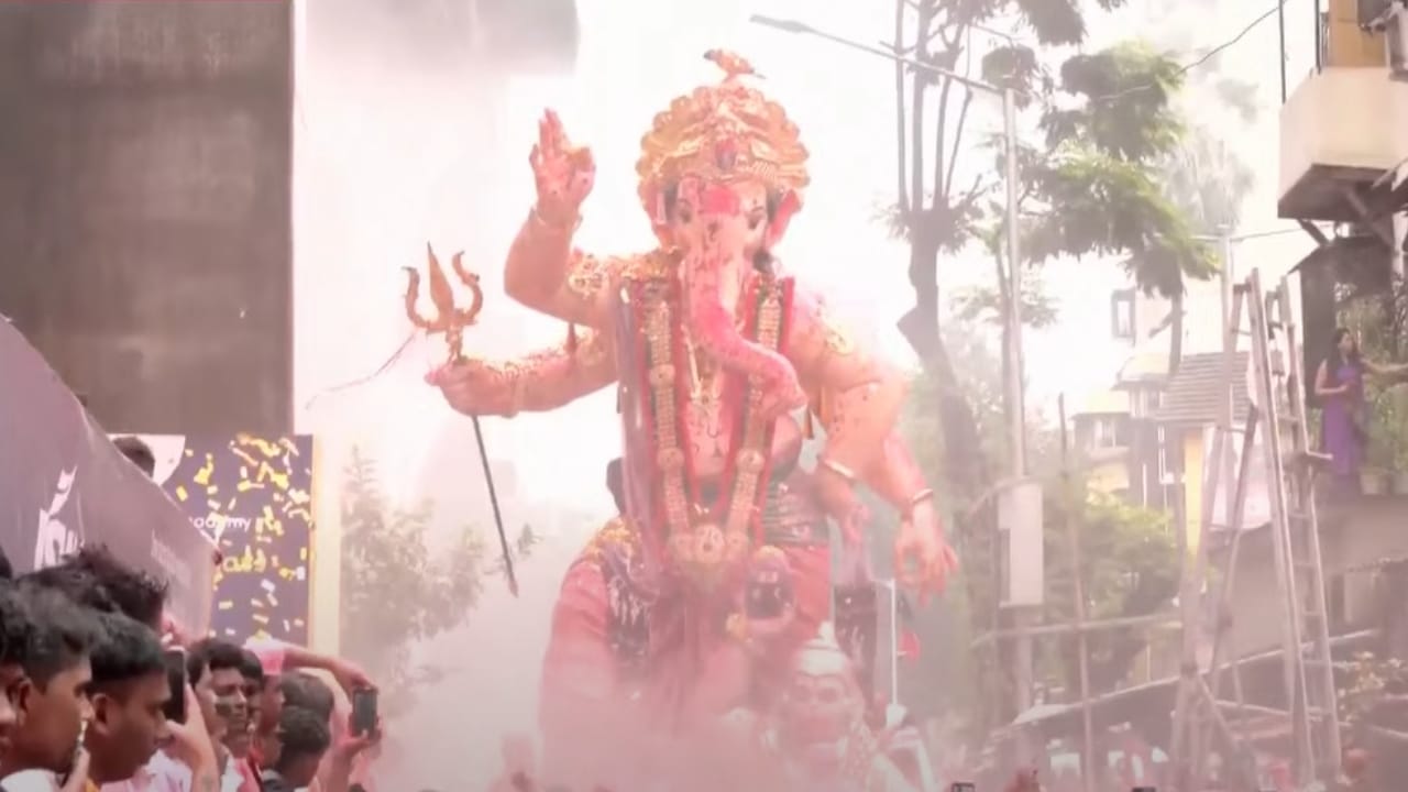 मुंबईच्या राजाच्या ही विसर्जन मिरवणूक लालबाग परिसरातून गिरगाव चौपाटीच्या दिशेने रवाना होईल. गिरगाव चौपाटीवर अतिशय भक्तीभावाने बाप्पाला समुद्रात निरोप दिला जाईल.