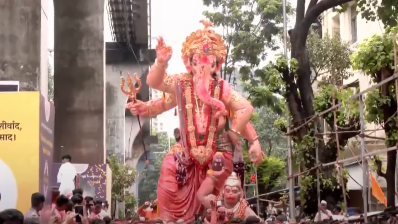 या मिरवणुकीनंतर आता मुंबईतील इतर मोठ्या मंडळांच्या विसर्जन मिरवणुकांना सुरुवात झाली आहे. तसेच परळच्या राजाचीही विसर्जन मिरवणूक सुरू झाली आहे.