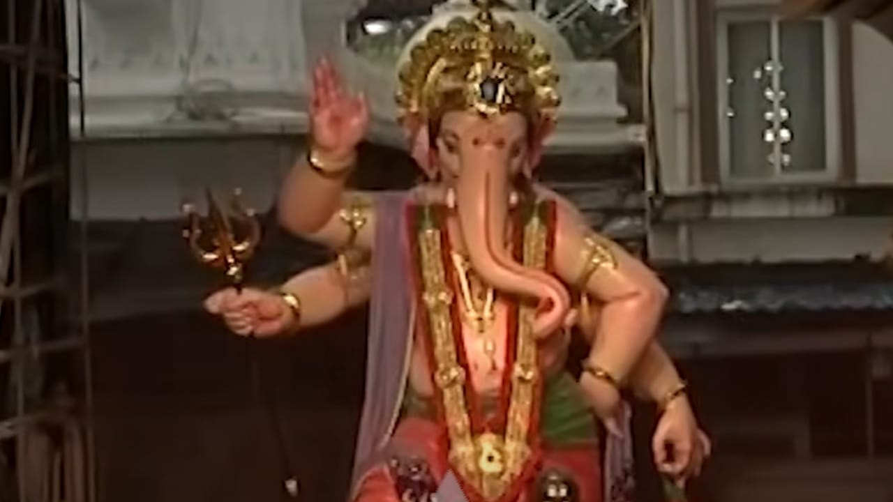 त्यानुसार आज सकाळीच ७.३० च्या दरम्यान बाप्पाच्या निरोपाची आरती करण्यात आली. त्यानंतर सकाळी ८ ते ८.३० च्या दरम्यान मुंबईच्या राजाच्या विसर्जन मिरवणुकीला सुरुवात झाली. गणेश गल्लीपासूनच मोठ्या थाटात वाजत गाजत ही मिरवणूक सुरु आहे.