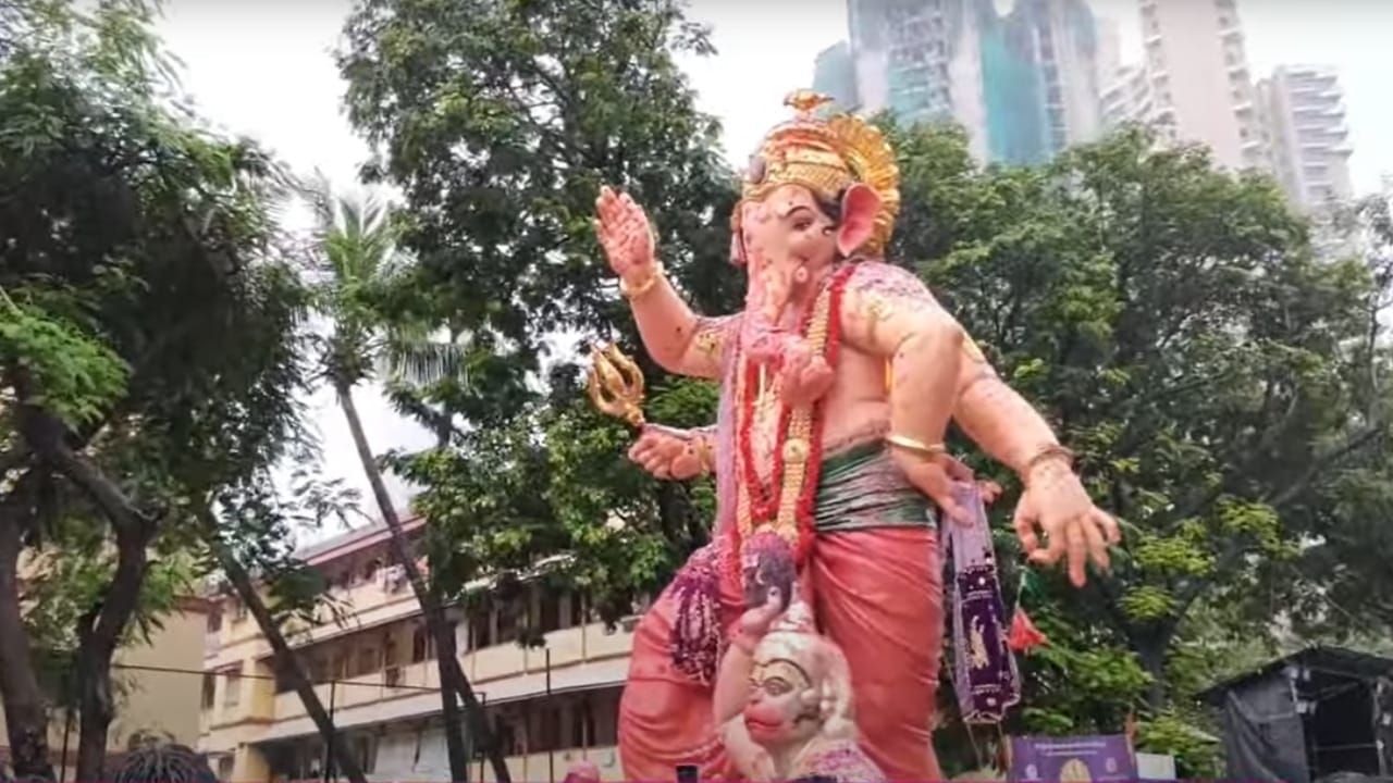 त्यासोबतच राजाच्या स्वागतासाठी अनेक ठिकाणी मोठे मोठे हार, फटाके फोडत बाप्पाचे विसर्जन थाटामाटात केले जात आहे. या मिरवणुकीमुळे मुंबईतील लालबाग परिसरात उत्साहाचे वातावरण निर्माण झाले आहे.