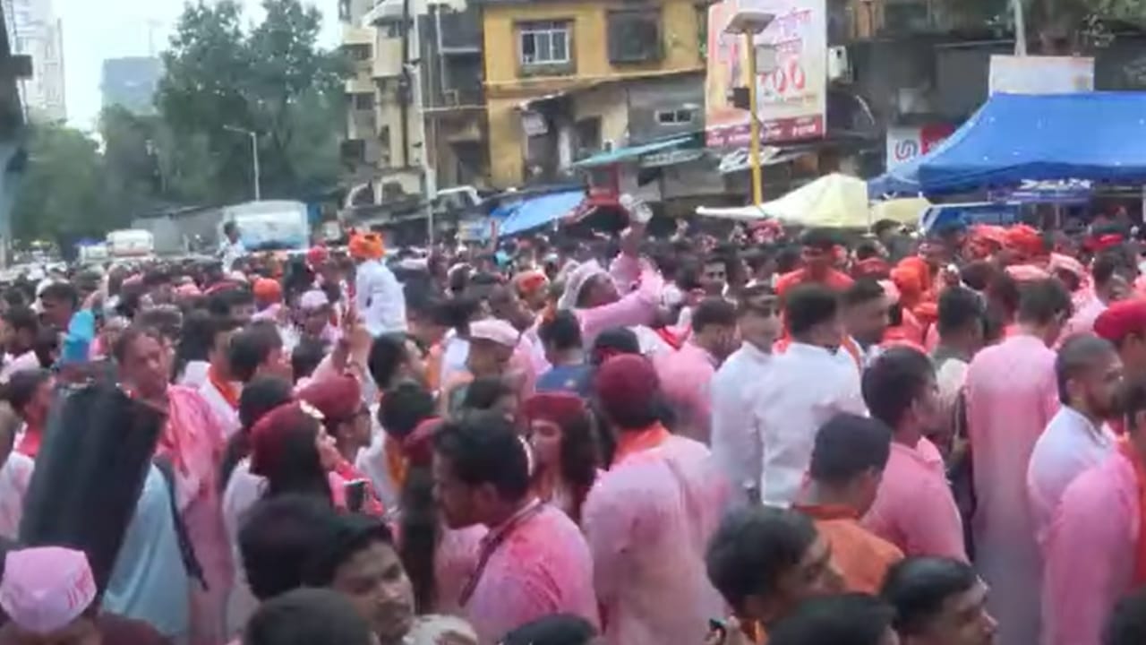 गणेश गल्लीच्या राजाच्या विसर्जन मिरवणूक ही गणेश गल्लीतील मंडपातून निघाली. या ठिकाणी मोठ्या प्रमाणात भक्त आणि मंडळाचे सदस्य उपस्थित होते. दरवर्षीप्रमाणे यंदाही मुंबईच्या राजाला विसर्जनासाठी पहिला मान मिळाला.