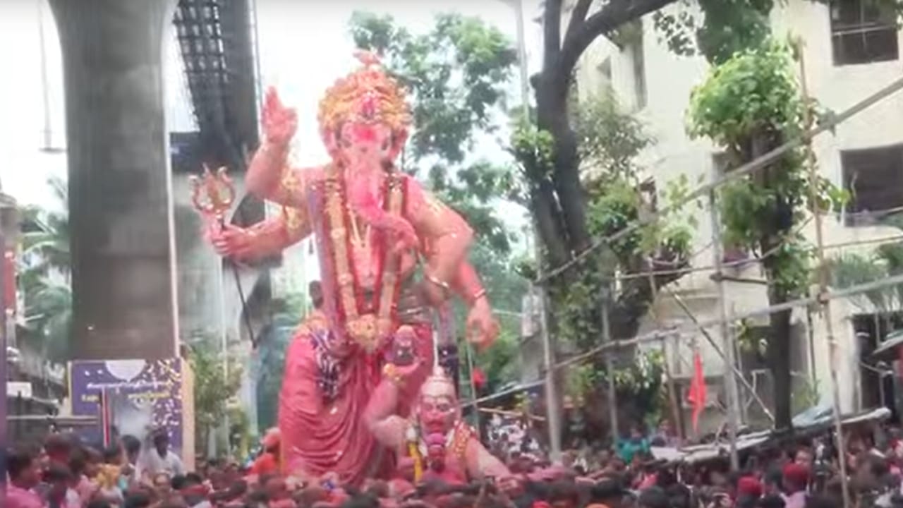 दरवर्षी विसर्जन मिरवणुकीत मुंबईच्या राजाचा पहिला मान असतो. विसर्जनादिवशी गणेश गल्लीचा राजा अर्थात मुंबईचा राजा जोपर्यंत मार्गस्थ होत नाही, तोपर्यंत मुंबईत कोणत्याही गणपती बाप्पाची विसर्जन मिरवणूक निघत नाही.