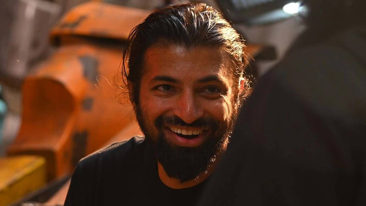 नाग अश्विनने 'कल्की 2998 एडी' या चित्रपटाचं दिग्दर्शन केलं होतं आणि त्यात दीपिकाची मुख्य भूमिका होती. याच चित्रपटाच्या दुसऱ्या भागासाठी दीपिकाने मानधन वाढवून मागितलं होतं. त्यानंतर तिला चित्रपटातून काढून टाकण्यात आल्याचं कळतंय. तेव्हापासून दीपिका आणि नाग अश्विन यांच्यात शीतयुद्ध सुरू आहे. 
