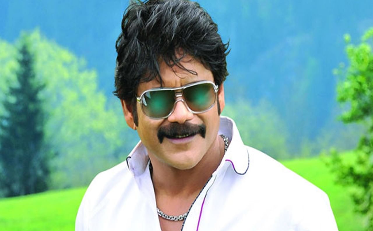 या यादीत प्रथम क्रमांकावर आहे साऊथ सुपरस्टार नागार्जुन अक्किनेनी यांचे नाव येते. नागार्जुन यांची संपत्ती पाहात ते टॉपवर आहेत. एका वृत्तानुसार नार्गाजुन एका चित्रपटासाठी  सुमारे २० कोटी रुपये आकारतात.टीव्ही शोच्या एका एपिसोडचे ५ कोटी रुपये घेतात.आणि ब्रँड एंडोर्समेंटसाठी २ कोटीहून अधिक रक्कम आकारतात.त्यांची एकूण संपत्ती ४१० दशलक्ष डॉलर आहे. ( सुमारे ३,५७२ रु. ) या अभिनेत्याकडे अनेक आलिशान कारचे कलेक्शन आहे.