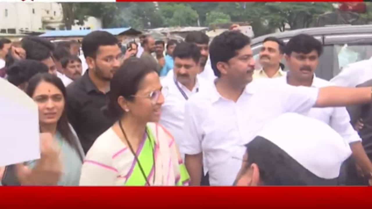 नाशिकमध्ये शरद पवार गटाचा आक्रोश मोर्चा नाशिकमध्ये शरद पवार गटाचा आक्रोश मोर्चा