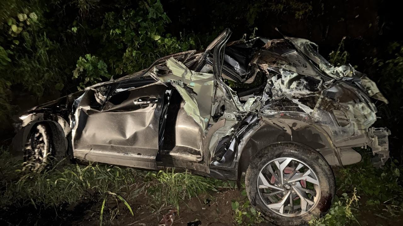 महाराष्ट्रात एकीकडे गणेशोत्सवाची धामधूम सुरु असताना दुसरीकडे एक हृदयद्रावक घटना घडली आहे. मुंबई-नाशिक महामार्गावरील कसाराजवळ एका कारला भीषण अपघात झाला. या अपघातात तीन जणांचा जागीच मृत्यू झाला असून सर्वत्र हळहळ व्यक्त होत आहे.