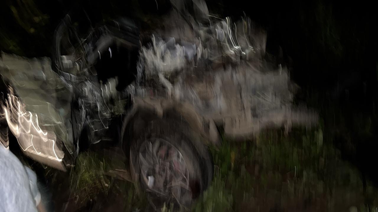 या अपघाताची तीव्रता इतकी भीषण होती की कारचा अक्षरशः चक्काचूर झाला. या अपघातात गाडीमधील दोन व्यक्तींचा जागीच मृत्यू झाला, तर एक व्यक्ती गंभीर जखमी झाला. त्या व्यक्तीचा उपचारादरम्यान मृत्यू झाला.