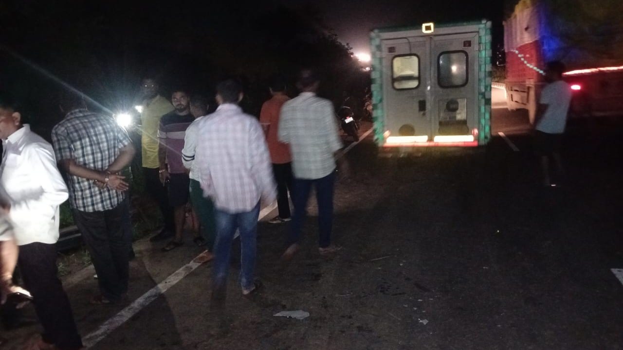 यावेळी चालकाचे नियंत्रण सुटल्याने हा अपघात झाल्याची माहिती मिळत आहे. या घटनेमुळे मुंबई-नाशिक महामार्गावर काही काळ वाहतूक विस्कळीत झाली होती. मुंबई-नाशिक महामार्गावरील कसारा येथील ऑरेंज हॉटेलजवळ हा अपघात घडला. मुंबईहून नाशिककडे भरधाव वेगाने जाणाऱ्या कारवरील चालकाचे नियंत्रण सुटले. त्यामुळे, ही कार थेट रस्त्याच्या बाजूला असलेल्या ड्रेनेजमध्ये जाऊन आदळली.