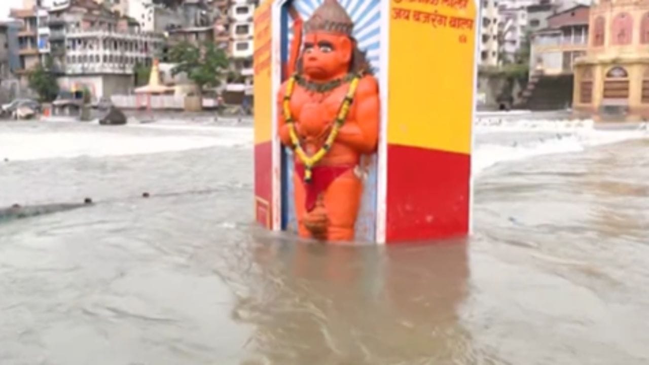 गंगापूर धरणातून पाण्याचा विसर्ग; दुतोंड्या मारुतीच्या गुडघ्यापर्यंत पाणी गंगापूर धरणातून पाण्याचा विसर्ग; दुतोंड्या मारुतीच्या गुडघ्यापर्यंत पाणी