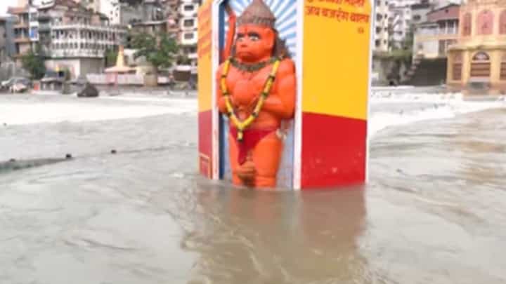 गंगापूर धरणातून पाण्याचा विसर्ग; दुतोंड्या मारुतीच्या गुडघ्यापर्यंत पाणी गंगापूर धरणातून पाण्याचा विसर्ग; दुतोंड्या मारुतीच्या गुडघ्यापर्यंत पाणी