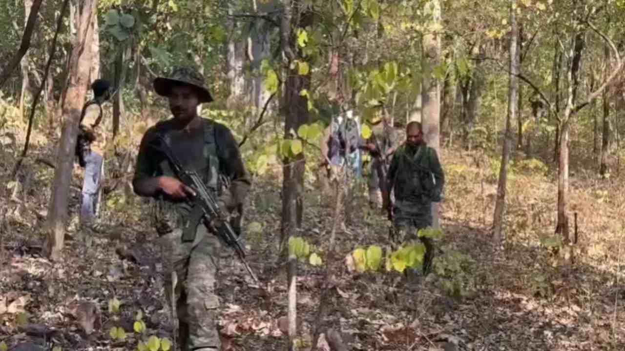 नक्षली चळवळ खिळखिळी, 10 नक्षलवाद्यांना कंठस्नान, टॉपचा नेताही संपला!