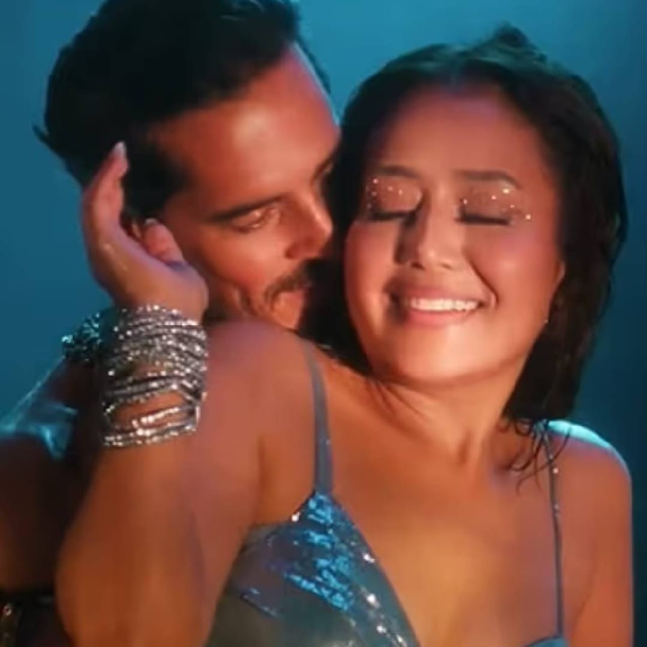 वयाच्या 37 व्या वर्षी नेहा कक्कड म्युझिक इंडस्ट्रीमधलं एक मोठं नाव बनलीय. फॅन्समध्ये तिच्या गाण्याबद्दल प्रचंड क्रेझ आहे. 5 सप्टेंबरला नेहा तिचा नवीन म्युझिक व्हिडिओ 'पानी में लगाई आग' रिलीज करणार आहे. सॉन्ग रिलीज आधी तिने टीजर शेअर केलाय. 