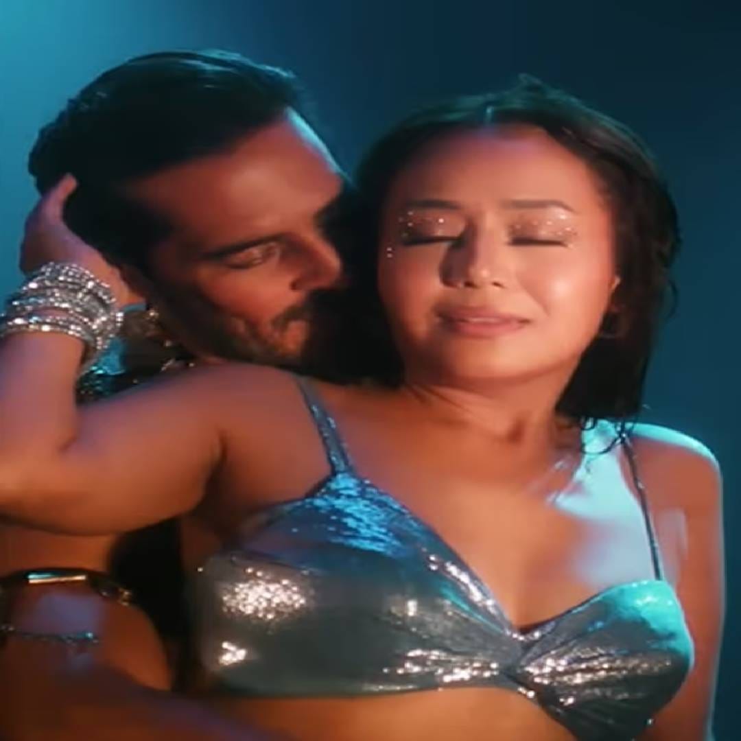 काही फॅन्सनी नेहाचे एक्सप्रेशन आणि तिच्या आवाजाच कौतुक केलय. काहींनी डिनोच्या शर्टलेस होण्यावर आश्चर्य व्यक्त केलय. नेहा आणि डिनो मारियो यांची गाण रिलीज होण्याआधीच चर्चा सुरु झालीय. 