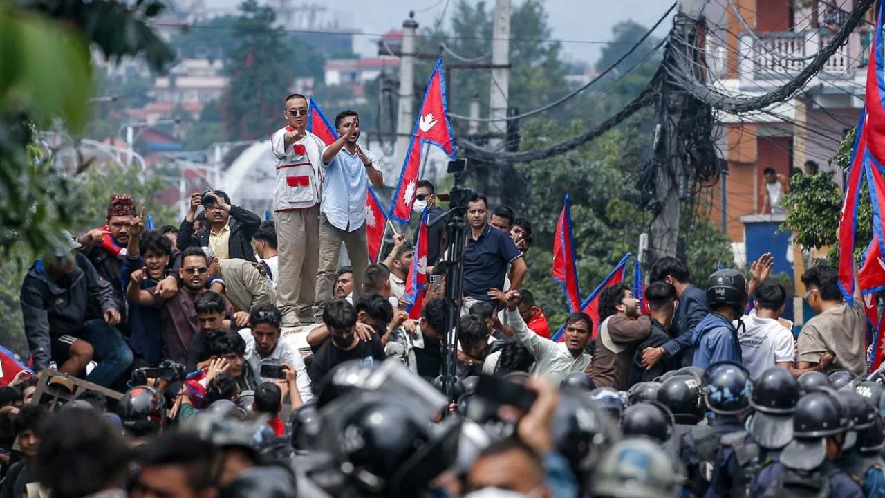 Nepal Gen Z Protest : आंदोलकांनी अख्ख नेपाळ पेटवलं पण एक इंग्रज हिरो बनला, नेमकं काय घडलं? Nepal Gen Z Protest : आंदोलकांनी अख्ख नेपाळ पेटवलं पण एक इंग्रज हिरो बनला, नेमकं काय घडलं?