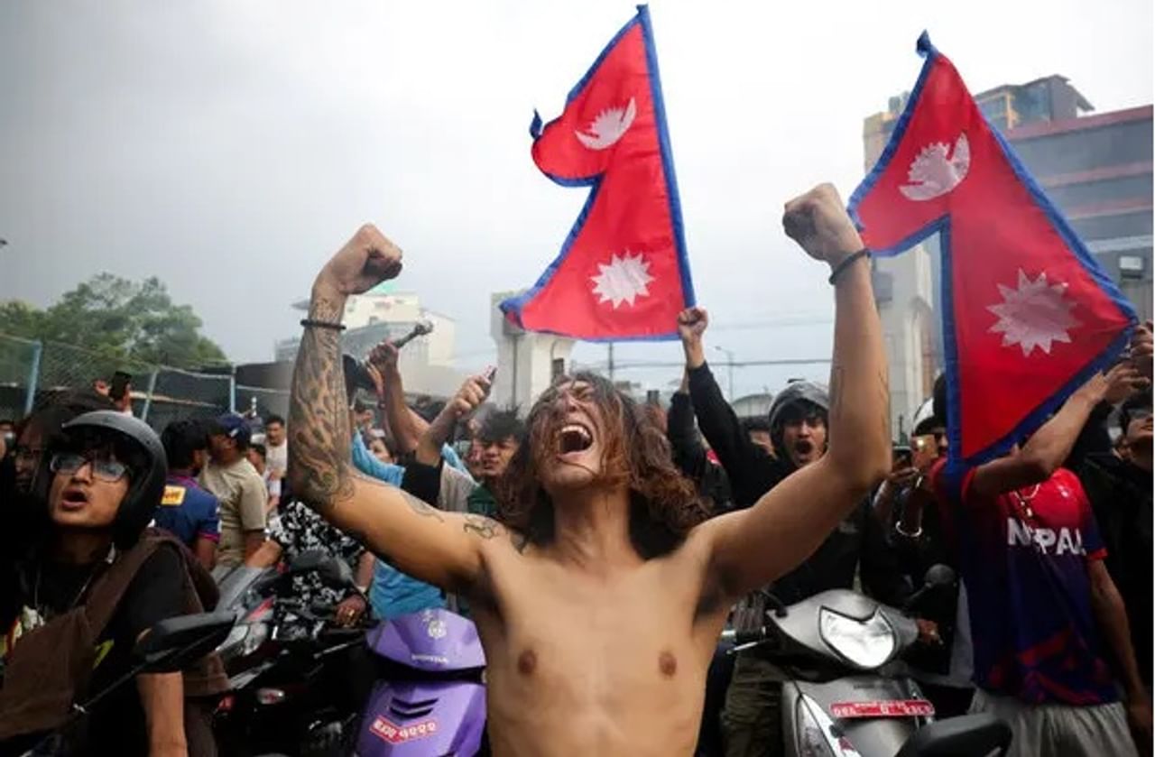 नेपाळमध्ये सोशल मीडियावर बंदी घातल्यानंतर नेपाळची जनता खास करुन नेपाळची तरुण पिढी रस्त्यावर उतरली. त्यांनी सरकारच्या भ्रष्टाचाराविरोधात नारे देत नेत्यांना सळो की पळो करुन सोडले. यामुळे पंतप्रधान केपी शर्मा ओली यांना राजीनामा द्यावा लागला. त्यानंतर सुशीला कार्की यांना अंतिरिम सरकारचे पंतप्रधान म्हणून शपथ देण्यात आली. परंतू तुम्हाला हे माहिती आहे का सुशीला कार्की आणि इतर नेपाळी नेते भारतातील टॉप युनिव्हर्सिटीतून शिकलेले आहेत.