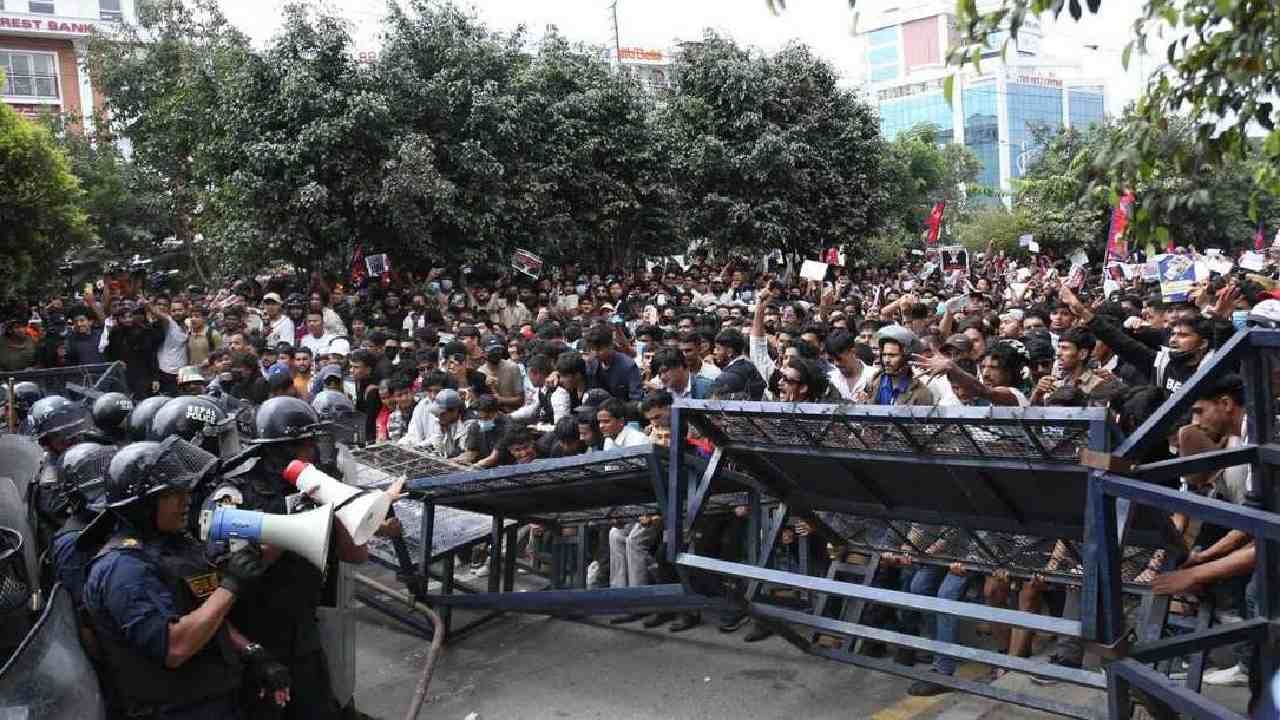 Nepal Protest : नेपाळमध्ये हाहा:कार, रस्ते रक्ताने लाल; 14 जण ठार, नेमकं काय घडतंय?