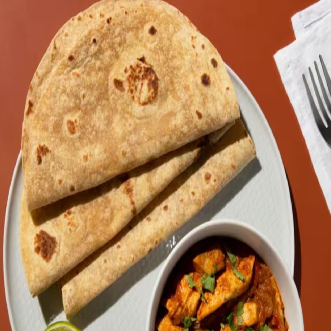 धार्मिक मान्यतेनुसार, ताटात तीन चपाती वाढणे म्हणजे मृतांना अन्न देण्यासारखं मानले जाते. मृत व्यक्तीच्या म्हणजेच पितरांच्या नावावर जेवणाच्या ताटात तीन पोळ्या ठेवल्या जातात, त्यामुळे जिवंत व्यक्तीच्या ताटात तीन पोळ्या ठेवणे अशुभ मानले जाते म्हणूनच कुटुंबातील लोकं एकाच ताटात कितीही पोळ्या किंवा पुर्‍या दिल्या तरी तीन चपात्या कधीच वाढत नाही.