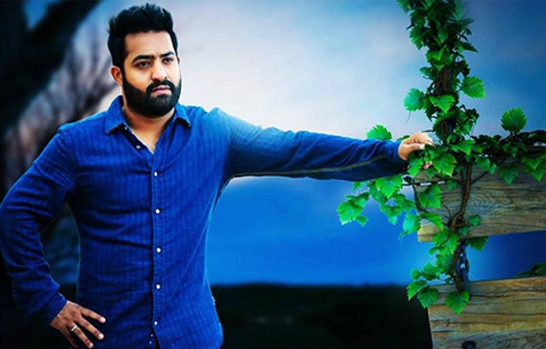 चौथा नंबरवर तेलगु सिनेमा सुपरस्टार ज्युनिअर एनटीआर आहेत. ते एक हायएस्ट पेड एक्टर आहेत. त्यांच्या संपत्तीचा विचार करतात नेटवर्थ सुमारे ६० दशलक्ष डॉलर ( ५०० कोटी ) आहे. त्यांनी चित्रपट मानधन आणि ब्रँड एंडोर्समेंटमध्येमधून ही कमाई केली आहे. अलिकडेच रिलीज झालेल्या वॉर-२ सिनेमासाठी एनटीआर यांनी ५० कोटीचे मानधन  घेतल्याचे म्हटले जाते. 