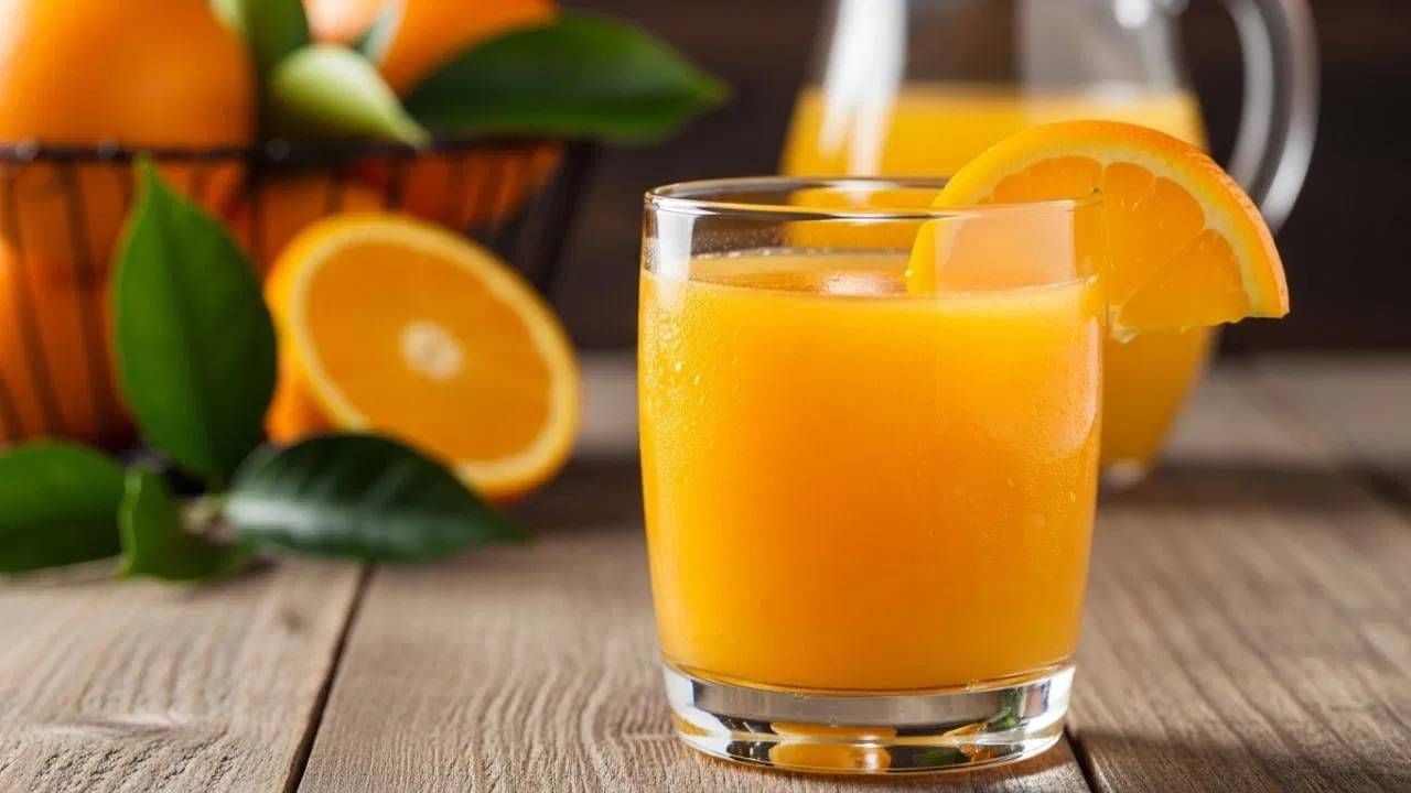 संत्री हे फळ आपल्या आरोग्यासाठी अत्यंत फायदेशीर आहे. फक्त तत्वेसाठीच नाही तर संत्री खाल्ल्याने शरीराच्या अनेक समस्या या दूर होण्यास मदत होते. दररोज सकाळी उपाशीपोटी संत्रीचा ज्यूस पिणे फायदेशीर आहे. 