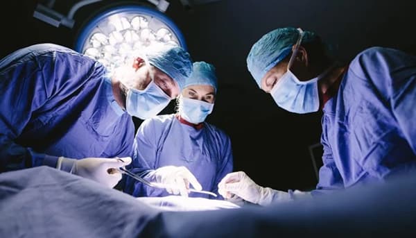 अमेरिकेतील डॉक्टरांनी मोठा चमत्कार करून दाखवला आहे. मेरलँड शहरातील एक 58 वर्षीय मृत्यूच्या काठावर होती. मात्र या व्यक्तीच्या हृदयाचे प्रत्यारोपण करण्यात आले. विशेष म्हणजे या व्यक्तीला चक्क डुकराचे हृदय लावण्यात आले आहे.