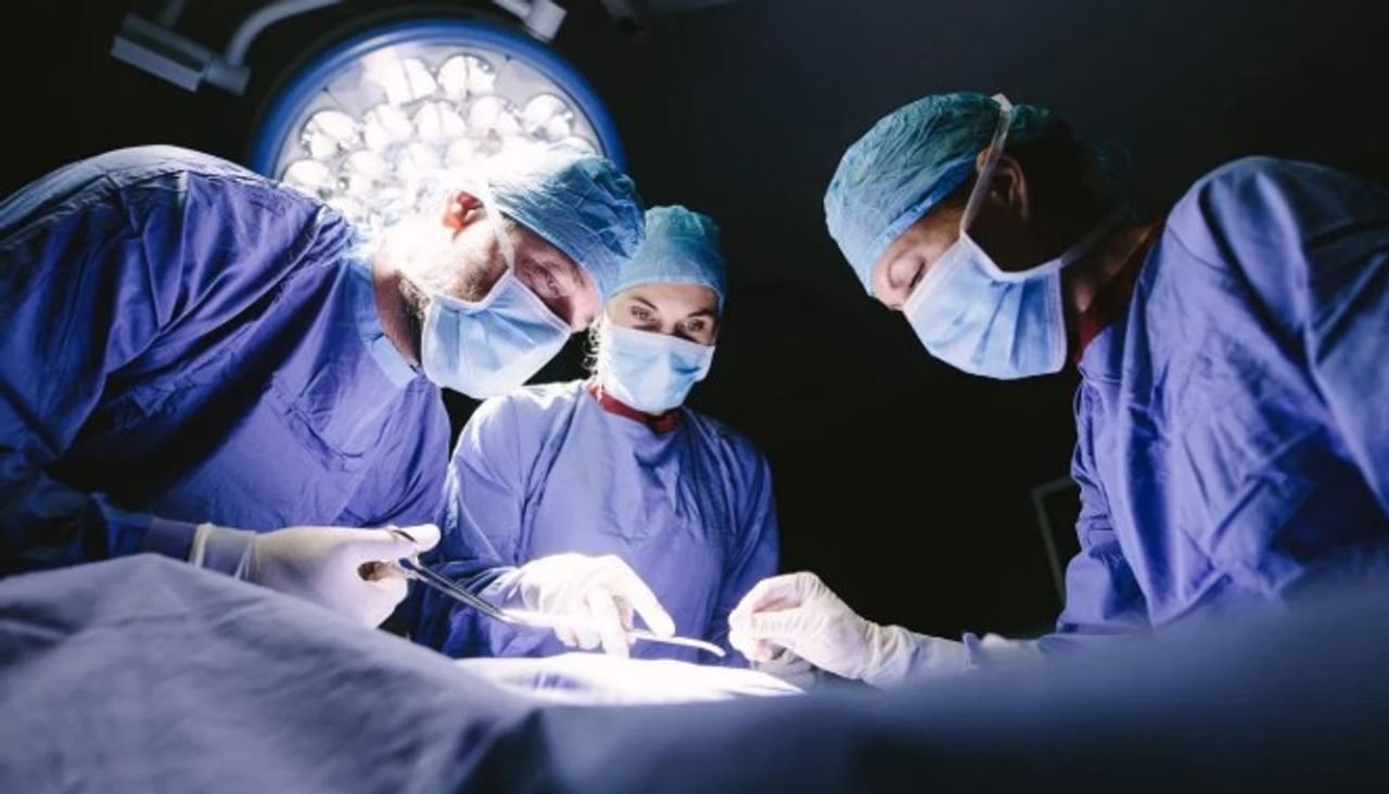 अमेरिकेतील डॉक्टरांनी मोठा चमत्कार करून दाखवला आहे. मेरलँड शहरातील एक 58 वर्षीय मृत्यूच्या काठावर होती. मात्र या व्यक्तीच्या हृदयाचे प्रत्यारोपण करण्यात आले. विशेष म्हणजे या व्यक्तीला चक्क डुकराचे हृदय लावण्यात आले आहे.