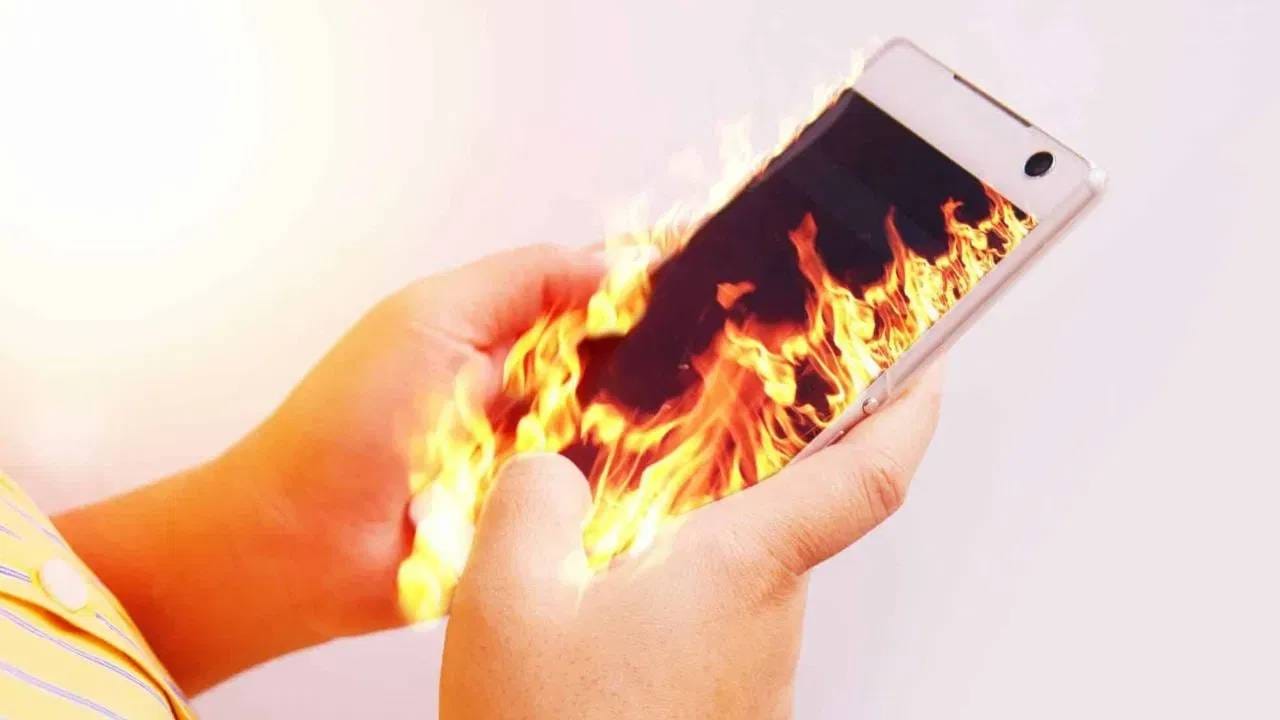 ओव्हरहिटींग अर्थात फोन जास्त गरम होणं : लॅपटॉपवरून फोन हळूहळू चार्ज होतो. त्यामुळे मोबाईल बराच वेळ लॅपटॉपशी जोडलेला ठेवतो. असे केल्याने फोन गरम होऊ लागतो. कधीकधी फोन गरम होऊ लागतो, ज्यामुळे बॅटरीवर परिणाम होतो आणि त्याचे नुकसान देखील होऊ शकते.