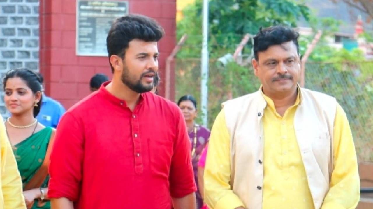 'पारू' ही मालिका दररोज संध्याकाळी 7 वाजता झी मराठी वाहिनीवर प्रेक्षकांच्या भेटीला येते. यामध्ये प्रसाद जवादे आणि शरयू सोनावणे यांच्या मुख्य भूमिका आहेत. 
