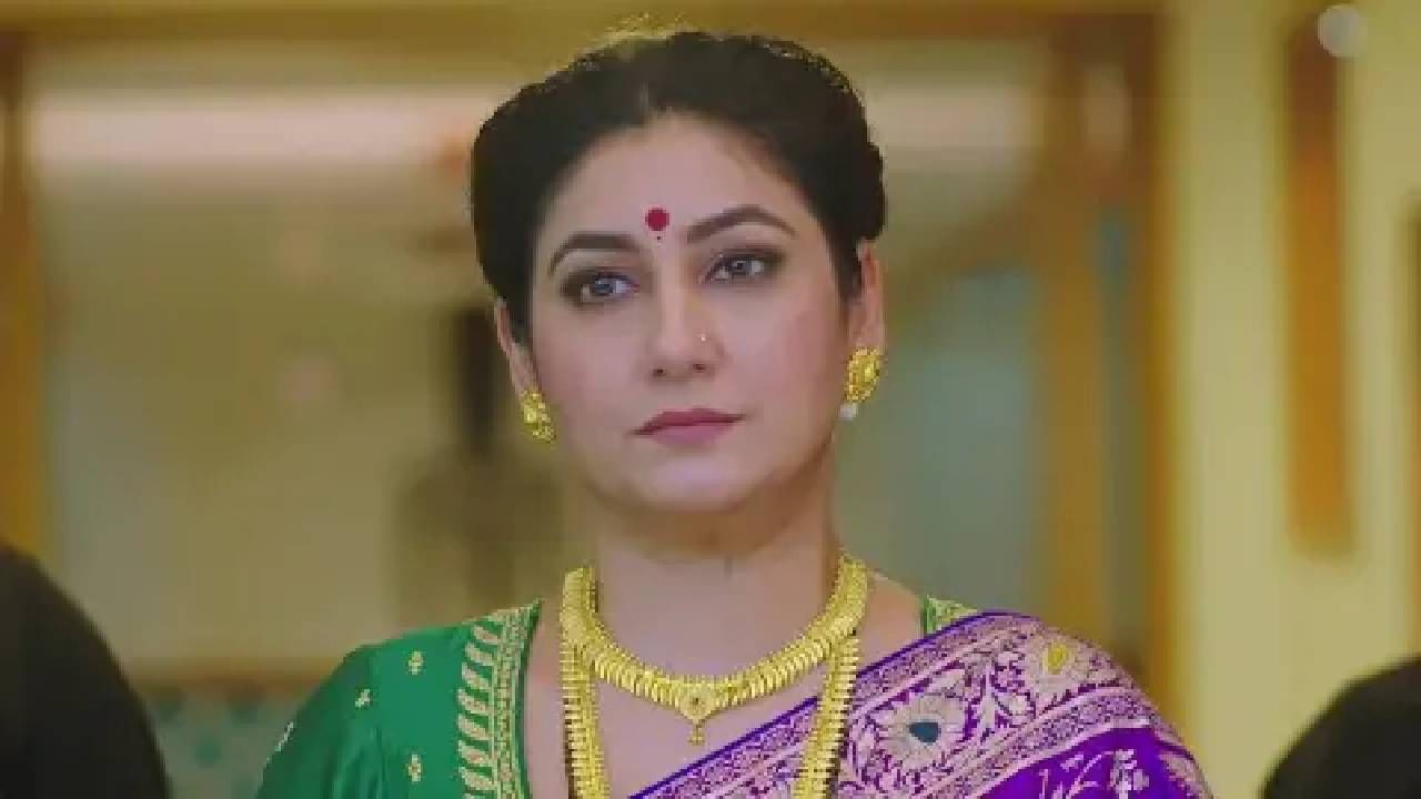 त्यावेळेस अहिल्या त्यांना  शांततेनं सामोरी जाते. परंतु त्यांच्या नात्याला संमती देत नाही. आदित्य आणि पारू पुन्हा एकत्र होण्याचा आटोकाट प्रयत्न करतात, परंतु अहिल्याच्या नाकारामुळे ते दोघंही दुखावले जातात. 
