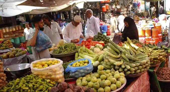 पाकिस्तानमध्ये महागाई ही मोठी समस्य आहे. इथे गहू आणि पिठाचे भाव गगनाला भिडले आहेत. पाकिस्तानमध्ये दरवर्षी सप्टेंबर महिन्यानंतर गहू आणि पिठाचे भाव वाढतात. त्यामुळे यावेळीहीदेखील पाकिस्तानी जनतेला महागाईने चांगलेच पछाडले आहे. 